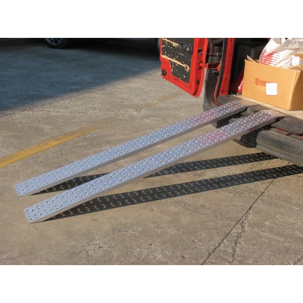 Paire de Rampes Droites en Aluminium  Largeur 200 mm Longueur 1,485 m. Capacité 600 Kgs