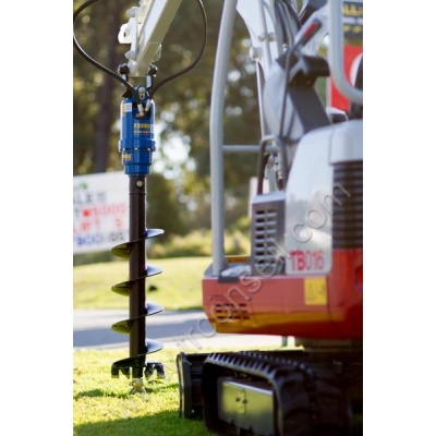 tariere-augertorque-mini-pelle-takeuchi tb016-au-travail-1