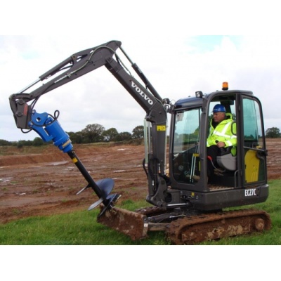 tariere-augertorque-mini-pelle-volvo ec27c-au-travail 960534490