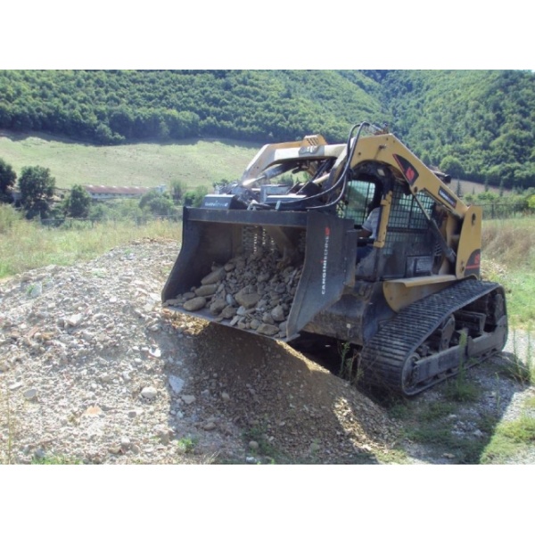 godet-cribleur-minichargeur-caterpillar-skid-tracto-chargeuse-telescopique-au-travail