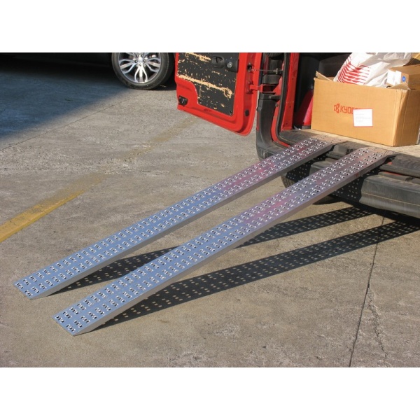 Paire de Rampes Droites en Aluminium  Largeur 300 mm Longueur 2,5 m. Capacité 1000 Kgs